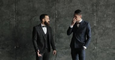 İki çekici işadamları olduğunu iletişim ve gülmek bir modern loft ofiste