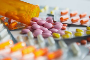 Tıbbi ya da vitamin hapları. Doku olarak renkli tıp hapları. Hap desen arka plan.