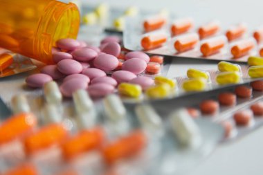 Tıbbi ya da vitamin hapları. Doku olarak renkli tıp hapları. Hap desen arka plan.