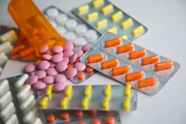 haplar beyaz arka planda ilaç şişesi