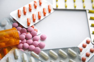 Çok renkli ilaç ve yukarıdan haplarla copyspase