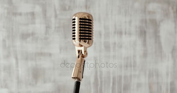 Microphone de concert sur scène sur fond blanc. gros plan — Video