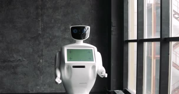 A robot a képernyőn mozog a ablak. Vértes intelligens robotok. Robotika modern technológia. A robot látható érzelmeket. Futurisztikus, humanoid