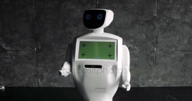 Robot ile ekran pencereyi taşır. Modern robotik teknolojiler.