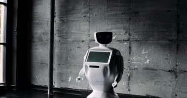 Siyah arka plan üzerine özerk insansı robot. Robot duygular gösterir. Modern robotik teknolojiler