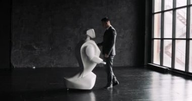 Sibernetik sistem bugün. Modern robotik teknolojiler. Özerk insansı robot. onun değmek perde kullanan bir adam. Yüksek teknoloji sistemi bugün. Toplumda yenilikçi Yardımcısı