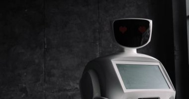 Robot kişi kameraya bakar. Robot duygular gösterir. Modern robotik teknolojiler.