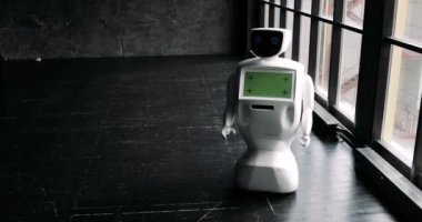 Modern Robot Teknolojileri. Robot kameraya kişiye bakıyor. Robot duygularını gösteriyor. Ellerini kaldırır, dans eder ya da öfkelenir. Ya da saldırır