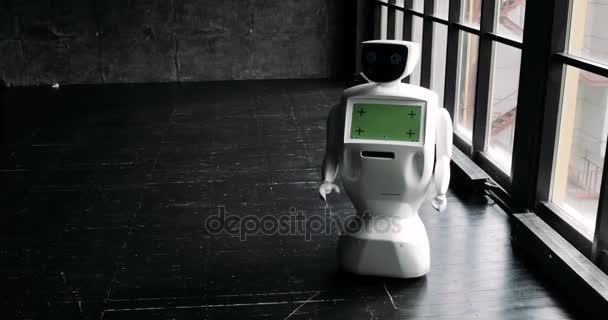 Σύγχρονες ρομποτικές τεχνολογίες. Το ρομπότ κοιτάζει την κάμερα στο πρόσωπο. Το ρομπότ δείχνει συναισθήματα. Σηκώνει τα χέρια του ψηλά, χορεύει ή αγανακτεί. Ή επιθέσεις — Αρχείο Βίντεο