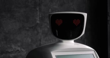 Robot kişi kameraya bakar. Robot duygular gösterir. Modern robotik teknolojiler.