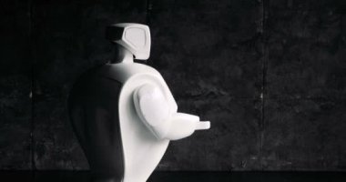 Siyah arka plan üzerine özerk insansı robot. Robot duygular gösterir. Modern robotik teknolojiler