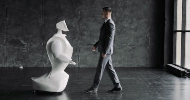 Sibernetik sistem bugün. Modern robotik teknolojiler. Özerk insansı robot. onun değmek perde kullanan bir adam. Yüksek teknoloji sistemi bugün. Toplumda yenilikçi Yardımcısı