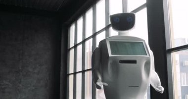 Robot kişi kameraya bakar. Robot duygular gösterir. Modern robotik teknolojiler.