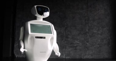 Şık bir adam bir robot ile iletişim kuran robot plastik mekanik bir kol presler el sıkışma. Sibernetik sistem bugün. Modern robotik teknolojiler. Özerk insansı robot.