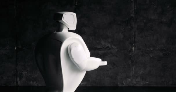 Гуманоидный автономный робот на черном фоне. Робот показывает эмоции. Современные робототехнические технологии — стоковое видео