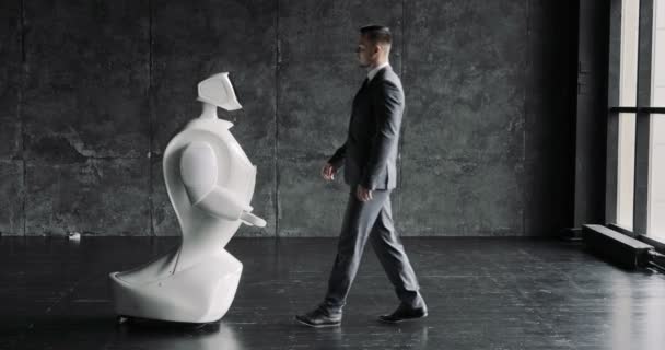 Sistema cibernético hoy. Tecnologías robóticas modernas. Robot autónomo humanoide. un hombre usando su pantalla táctil. Sistema de alta tecnología hoy. Asistente innovador en la sociedad — Vídeos de Stock