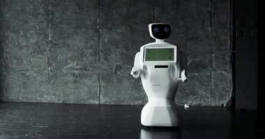 Robot adam. Akıllı teknoloji kavramı. Akıllı robotlar closeup. Modern robotik teknolojiler. Robot duygular gösterir. Fütüristik insanımsı