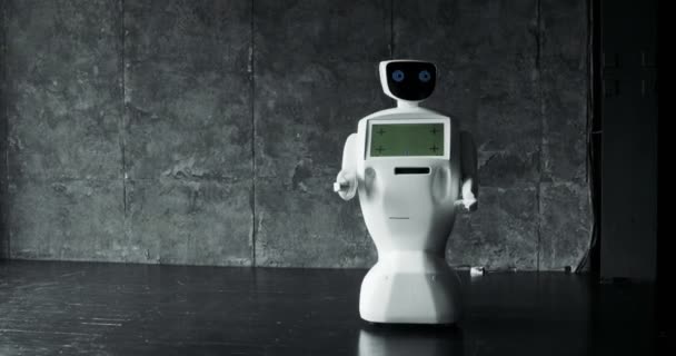 Robotermann. Smart-Technology-Konzept. Nahaufnahme intelligenter Roboter. moderne Robotertechnologien. Der Roboter zeigt Emotionen. futuristischer Humanoide — Stockvideo