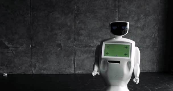 Το ρομπότ με την οθόνη κινείται κατά μήκος του παραθύρου. Σύγχρονες τεχνολογίες ρομποτικής. — Αρχείο Βίντεο