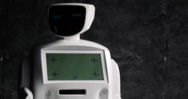 Robot kişi kameraya bakar. Robot duygular gösterir. Modern robotik teknolojiler.
