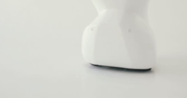 Tecnologías robóticas modernas. El robot mira a la cámara a la persona. El robot muestra emociones. Levanta las manos, baila o se indigna. O ataques — Vídeos de Stock