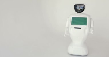 Modern Robot Teknolojileri. Robot kameraya kişiye bakıyor. Robot duygularını gösteriyor. Ellerini kaldırır, dans eder ya da öfkelenir. Ya da saldırır