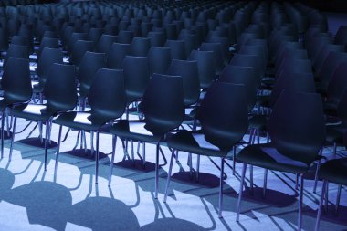 Seyirci için bekleyen bir tiyatro boş koltuk