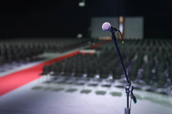 Microphone over the blurred business conference hall or seminar room, Blurred background — Stock Photo, Image