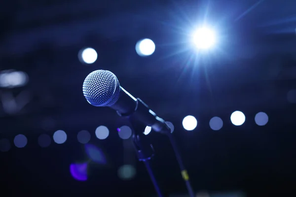 Gros plan du microphone dans la salle de concert ou de conférence avec des lumières froides en arrière-plan . — Photo