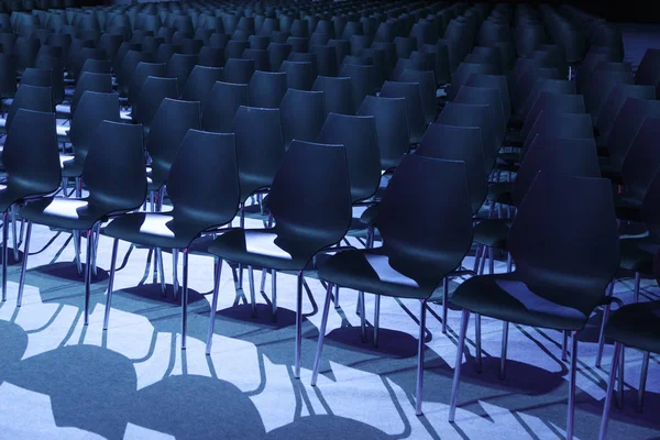 Sièges vacants d'un théâtre attendant les spectateurs — Photo