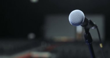 Mikrofonu Sahne Alanı'nda yakın Konferansı'nda, spot, arkadan. Performansları için bekliyor. Seminer konferans toplantı Office eğitim kavramı.