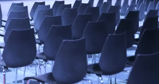 Μεγάλο κενό συνεδριακή αίθουσα με σειρές από καθίσματα για τους θεατές και κοινό. — Αρχείο Βίντεο