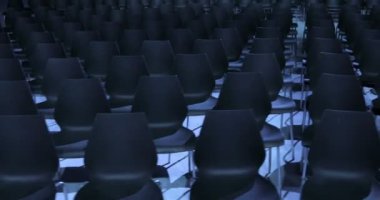 seyirci ve seyirci için oturma sıraları ile büyük boş konferans salonu.