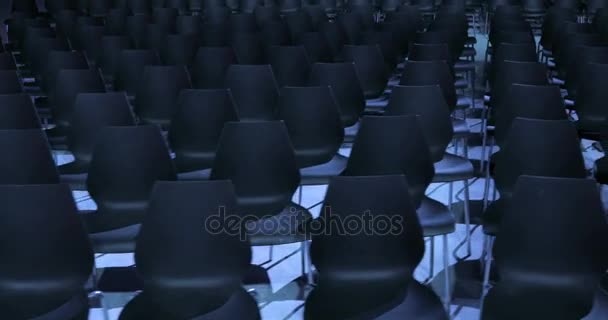 Stor tomt konferenssal med sätesrader för åskådare och publik. — Stockvideo