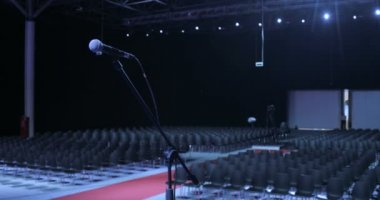 seyirci ve seyirci için oturma sıraları ile büyük boş konferans salonu.