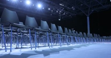 Görünüm boş konferans salonunun rahat koltuklar ile. konferans salonu iş kitle için. Ücretsiz boş sandalye veya koltuk. Seminer veya konferans başlangıcı beklentisiyle