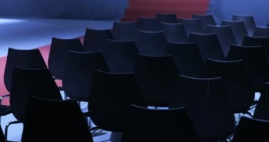 Görünüm boş konferans salonunun rahat koltuklar ile. konferans salonu iş kitle için. Ücretsiz boş sandalye veya koltuk. Seminer veya konferans başlangıcı beklentisiyle