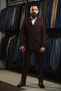 Takım elbiseli erkek modeli