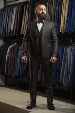 Son detay mükemmel. Modern iş adamı. Moda çekim zarif klasik takım yakışıklı bir genç adam. Mens güzellik, moda.