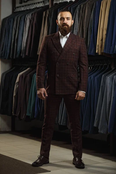 Takım elbiseli erkek modeli