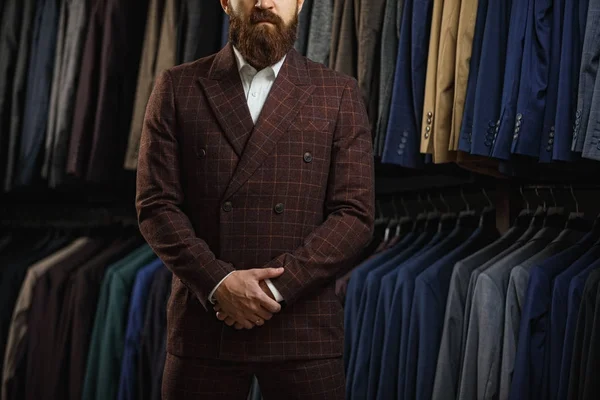 Perfecto hasta el último detalle. Un hombre de negocios moderno. Foto de moda de un joven guapo en traje clásico elegante. Hombres belleza, moda . —  Fotos de Stock