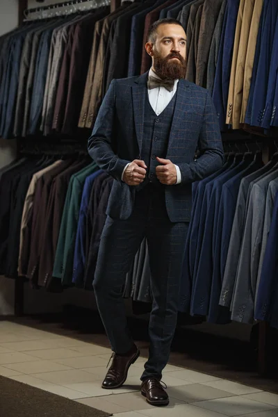 Takım elbiseli erkek modeli