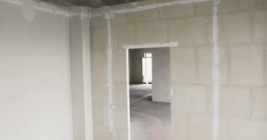 Yeni daireli ev terbiye olmadan boş güneşli Oda.