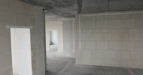 Innenraumspaziergang durch neue Wohnung ohne Fertigstellung — Stockvideo