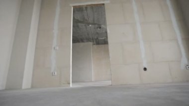 yeni ev içinde hareket. Çıplak duvar, tavan, zemin ile boş oda genel bakış