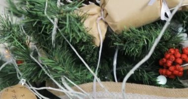 Dolly bir Noel ağacı süsler. Noel ve yeni yıl dekorasyon.