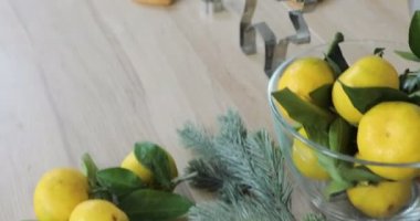 Zencefilli kurabiye hamuru un ve çerez kesici tablo ile yakın çekim. Geleneksel ev yapımı Noel tatlısı