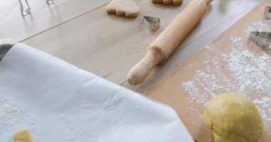 Zencefilli kurabiye hamuru un ve çerez kesici tablo ile yakın çekim. Geleneksel ev yapımı Noel tatlısı