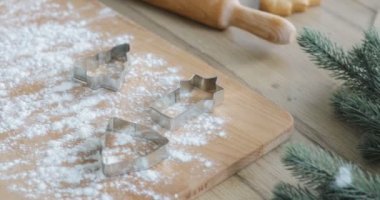 Zencefilli kurabiye hamuru un ve çerez kesici tablo ile yakın çekim. yapma gingerbread Noel çerezleri tüm malzemeler ve mutfak eşyaları - Üstten Görünüm