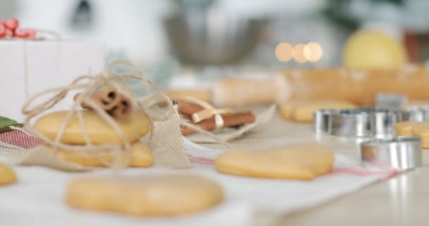 Nahaufnahme von Lebkuchenteig mit Mehl und Ausstecher auf dem Tisch. traditionelles hausgemachtes Weihnachtsdessert — Stockvideo